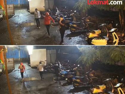 pune crime With a handkerchief on his face, a scythe in his hand..! Vehicles smashed outside a cafe in Pune | तोंडाला रुमाल, हातात कोयते..! पुण्यातील कॅफे बाहेर फोडली वाहनं pune crime With a handkerchief on his face, a scythe in his hand..! Vehicles smashed outside a cafe in Pune | तोंडाला रुमाल, हातात कोयते..! पुण्यातील कॅफे बाहेर फोडली वाहनं