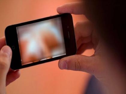 A camera was installed in the changing room, videos of women changing clothes went viral | धक्कादायक! चेंजिंग रूममध्ये कॅमेरा बसवला होता, महिलांचे कपडे बदलतानाचे व्हिडीओ व्हायरल A camera was installed in the changing room, videos of women changing clothes went viral | धक्कादायक! चेंजिंग रूममध्ये कॅमेरा बसवला होता, महिलांचे कपडे बदलतानाचे व्हिडीओ व्हायरल