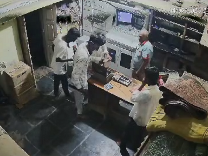 Video: Robbery at Petrol Pump in Jalna, Police arrested 5 robbers overnight | Video: जालन्यात पेट्रोल पंपावर दरोडा, पोलिसांनी रात्रीतूनच ५ दरोडेखोरांना घेतले ताब्यात