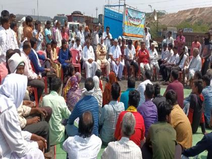 project-affected farmers took to the streets to protest, WCL coal transportation was held up for four hours Chandrapur | तप्त उन्हात प्रकल्पग्रस्त शेतकरी उतरले रस्त्यावर; चार तास रोखून धरली वेकोलीची कोळसा वाहतूक