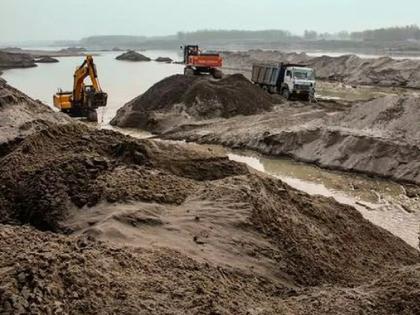 sand mafia in maharashtra increasing | या ‘पुष्पां’ना आवरा! वाळूमाफियांची दहशत ग्रामीण महाराष्ट्र अनुभवतोय