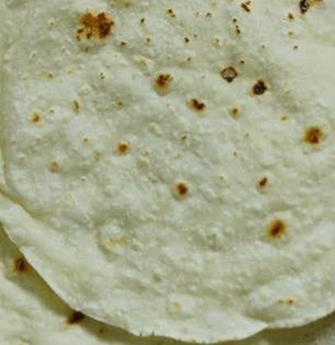 Tips For Making Bhakri : भाकरी मऊ- लुसलुशीत होण्यासाठी ४ टिप्स; भाकरीही फुगेल पुरीसारखी टम्म...