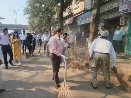 Officials along with municipal commissioners on the road for deep clean drive in Bhiwandi | भिवंडीतील डीप क्लीन ड्राईव्हसाठी पालिका आयुक्तांसह अधिकारी कर्मचारी रस्त्यावर 