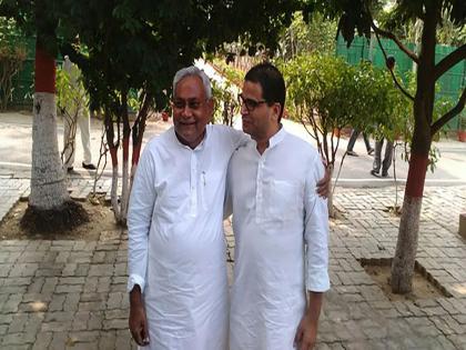 Nitish Kumar-Prashant Kishore Together?; A two-hour discussion at midnight meeting in Patna | नितीशकुमार-प्रशांत किशोर एकत्र?; पाटण्यात मध्यरात्रीच्या भेटीत दोन तास चर्चा