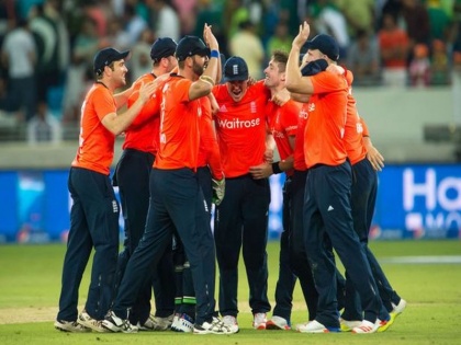 After the defeat, England's cricket team celebrated | पराभवानंतरही इंग्लंडच्या क्रिकेट संघाचे सेलिब्रेशन