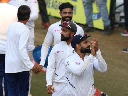 India Vs Bangladesh, 1st Test: See what Team India's Celebration, virat Kohli and ravi Shastri did ... | India Vs Bangladesh, 1st Test : पाहा टीम इंडियाचे भन्नाट सेलिब्रेशन, कोहली आणि शास्त्री यांनी काय केलं...