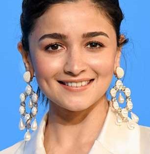 ऑफिसला जाताना करा दीपिका पादूकोण - आलिया भटसारखा आय मेकअप झटपट, काजळ- आयलायनरचा जमाना गेला...