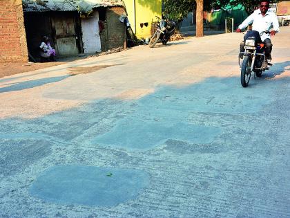 Road to the cement road; Manpa's run to save the guilty | सिमेंट रस्त्याचे वाटोळे; दोषींना वाचविण्यासाठी मनपाची धावाधाव