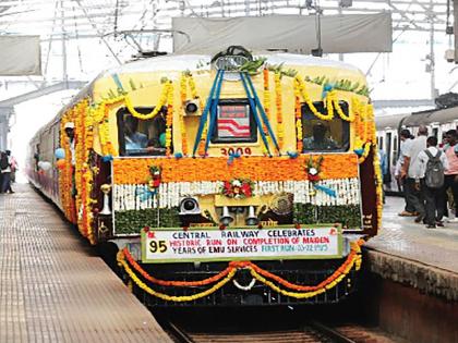 Electric train has been running for 95 years on Central Railway; Brighten up the memories by displaying a green flag | मध्य रेल्वेवर ९५ वर्षे धावतेय इलेक्ट्रिक लोकल; हिरवा झेंडा दाखवून आठवणींना उजाळा