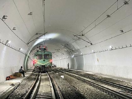 beginning of the speed of the Central Railway 18 hour mega block | मध्य रेल्वेच्या वेगाचा श्रीगणेशा; १८ तासांचा मेगाब्लॉक, प्रवाशांचे अतोनात हाल