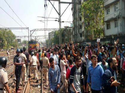 Railway traffic affected as 'rail-roko' agitation by railway job aspirants between Matunga & CST | तरुणांच्या मागण्यांबद्दल सहानुभूती, पण लाखो प्रवाशांना शिक्षा का?; चाकरमान्यांचा सवाल 