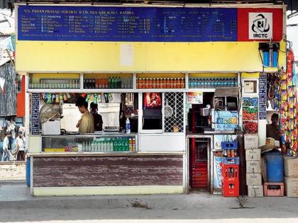 central railway bans sarbat sell on railway platforms in mumbai | मध्य रेल्वेकडून खुल्या सरबत विक्रीवर बंदी; कुर्ल्यातील प्रकरणानंतर प्रशासनाला जाग