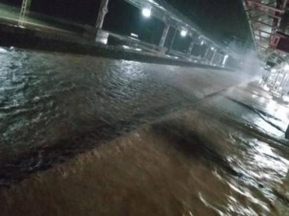 Mumbai Rain heavy rain mumbai and nearby area Water up to platform height Central Railway disrupted | Mumbai Rain : मुसळधार पावसामुळे प्लॅटफॉर्मच्या उंचीपर्यंत पाणी; मध्य रेल्वेची वाहतूक विस्कळीत