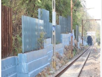 Special monitoring of Central Railway on ghat section, claim of taking adequate measures | मध्य रेल्वेची घाट विभागावर विशेष देखरेख, पुरेशी उपाययोजना केल्याचा दावा