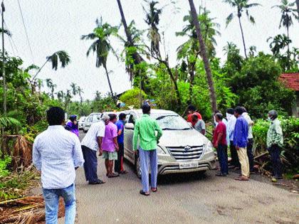 Central team stopped in Raigad | रायगडमध्ये केंद्रीय पथकाचा ताफा रोखला; काही काळ तणाव :