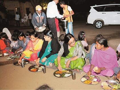 The Chief Executive Officers took dinner with the students of 'Ambala Pattern' hostel | ‘अंबाला’ पॅटर्नच्या वसतिगृहातील विद्यार्थ्यांसोबत मुख्य कार्यकारी अधिकाऱ्यांनी घेतले जेवण