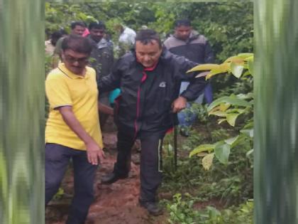 Chief Executive Officer of Kolhapur Zilla Parishad Sanjay Singh Chavan went to Dhangarwada in Ajara to inspect the situation. | धुवाधार पाऊस, मेलेली जनावरे अन् अंधार; सीईओ संजयसिंह चव्हाणांनी अनुभवल्या धनगरवाड्यावरच्या वेदना