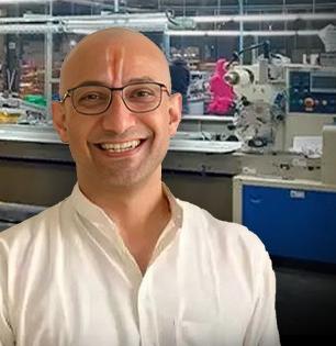 एमबीए, नोकरी, मग संन्यास... पण, नशिबाने पुन्हा आणले संसारात; तरुणाने उभं केलं १२५ कोटींचं साम्राज्य!