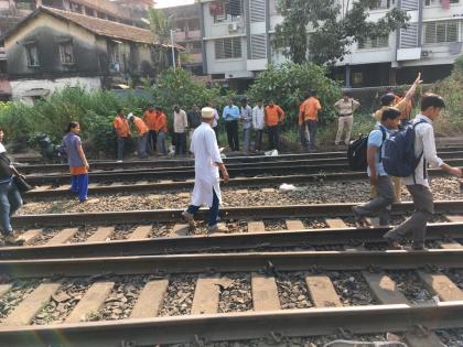 Rail corridor collapses, rail traffic on the Central Railway is disrupted | रेल्वे रुळाला तडे गेल्याने मध्य रेल्वेच्या जलद मार्गावरची वाहतूक विस्कळीत