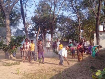 a day for the school, For the safety of children villagers clean school campus | एक दिवस शाळेसाठी, मुलांच्या सुरक्षेसाठी 'त्यांनी' उचलले हातात फावडे