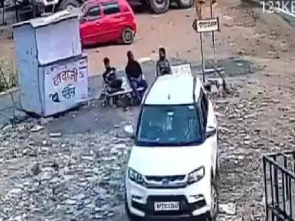 driver pressed the accelerator instead of the brake and car crushed two people | थरार! चालकाने ब्रेकऐवजी अ‍ॅक्सिलरेटर दाबला अन् कार दोघांच्या अंगावरुन गेली