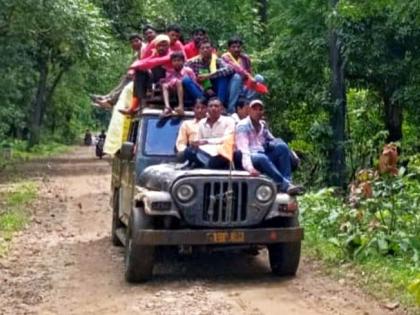 'Their' journey by risking their lives and sitting on the back of the vehicle due to bad road and no st bus service | जीव धाेक्यात घालून वाहनाच्या टपावर बसून ‘त्यांचा’ प्रवास; प्रशासनाची डाेळेझाक