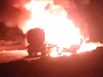 Tanker and trailer hit; fire kills both drivers | टँकर व ट्रेलरची धडक;आग लागल्याने दोन्ही चालक ठार