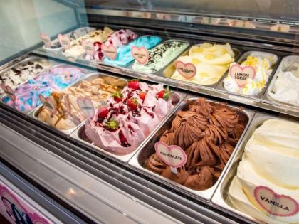 That's fine! Thieves hit 15,000 ice creams | हे तर भलतेच! चोरांनी मारला चक्क १५ हजारांच्या आईसस्क्रीमवर डल्ला 