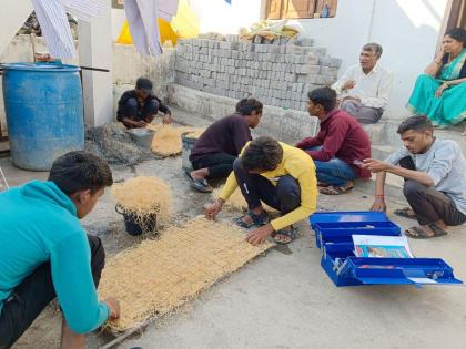 The students repaired the electrical materials of the entire village and the citizens of the village were shocked | अख्ख्या गावातील इलेक्ट्रिक साहित्याची विद्यार्थ्यांनी करून दिली दुरुस्ती, वढा गावातील नागरिक झाले थक्क