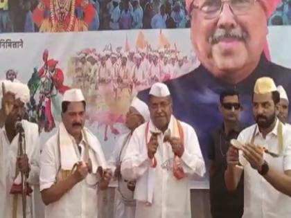 After the political allegations, Chandrakant Patil immersed himself in the remembrance of Vithuraya | chandrakant patil: राजकीय आरोप-प्रत्यारोपानंतर चंद्रकांत पाटील विठूरायाच्या नामस्मरणात तल्लीन video