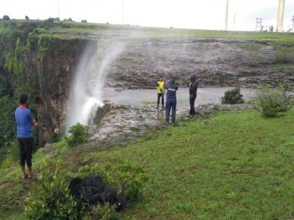 'Inverted waterfall' collapsing at 'this' place in Satara; Large crowd of tourists | साताऱ्यात 'या' ठिकाणी कोसळतोय 'उलटा धबधबा'; पर्यटकांची मोठी गर्दी