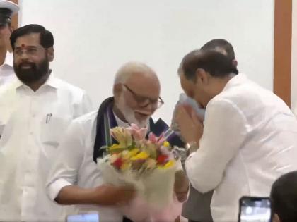 Chhagan Bhujbal Oath ceremony: Ajit Pawar came, gave a bouquet and joined hands; Chhagan Bhujbal finally became a minister, took oath | अजित पवार आले, पुष्पगुच्छ दिला अन हात जोडले; छगन भुजबळ अखेर मंत्री झाले, शपथ घेतली Chhagan Bhujbal Oath ceremony: Ajit Pawar came, gave a bouquet and joined hands; Chhagan Bhujbal finally became a minister, took oath | अजित पवार आले, पुष्पगुच्छ दिला अन हात जोडले; छगन भुजबळ अखेर मंत्री झाले, शपथ घेतली