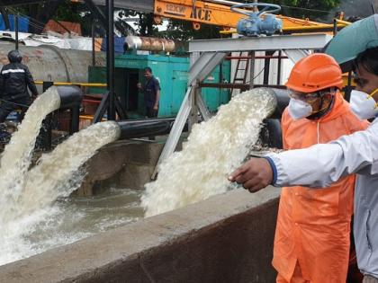 Government offices in Mumbai closed due to rains; Inspection of the situation by the Mayor, Commissioner | पावसामुळे मुंबईतील शासकीय कार्यालयांना सुट्टी; महापौर, आयुक्तांकडून परिस्थितीची पाहणी