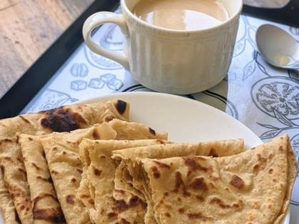 tea and chapati is worst breakfast you could eat know the health side effects | नाश्त्याला चहा बरोबर चपाती खात असाल तर ही चूक करु नका, पडेल अशी महागात की...