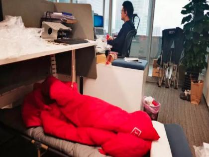 Coronavirus: In China, employees sleep in office; paid 23,000 rupees for one night by company | Coronavirus: ‘या’ देशात ऑफिसमध्येच झोपतायेत कर्मचारी; एका रात्रीसाठी मिळतात २३ हजार रुपये