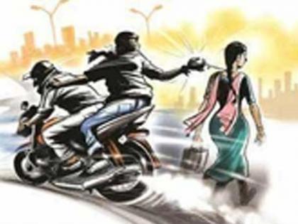 The seven tola jewel from the neck of a woman performing shatpavali was snatched away by two-wheelers | शतपावली करणाऱ्या महिलेच्या गळ्यातील सात तोळ्यांचा दागिना दुचाकीस्वारांनी हिसकावला