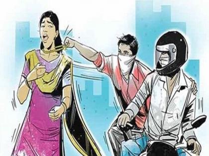 Latur: Couple robbed, saying they were thieves; Biker chases and catches one | Latur: पुढे चोर आहेत म्हणत दाम्पत्यास लुटले; दुचाकीस्वाराने पाठलाग करून एकास पकडले Latur: Couple robbed, saying they were thieves; Biker chases and catches one | Latur: पुढे चोर आहेत म्हणत दाम्पत्यास लुटले; दुचाकीस्वाराने पाठलाग करून एकास पकडले