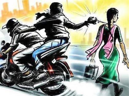 Pedestrian pulled the woman's mangalsutra | पादचारी महिलेचे मंगळसूत्र खेचले