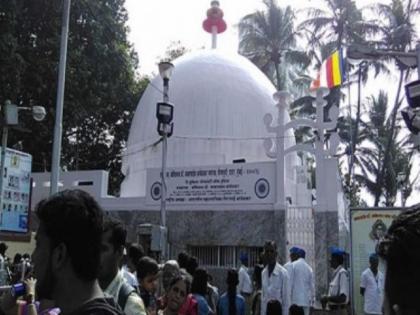 Bhimsagar rose on Chaityabhoomi followers to salute Babasaheb Ambedkar | चैत्यभूमीवर उसळला भीमसागर! डॉ. बाबासाहेब आंबेडकरांना अभिवादन करण्यासाठी अनुयायांची रीघ 