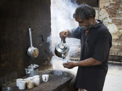 Viral in the style of tea making tea products | चहावाल्याची चहा बनवण्याची हटके स्टाईल नेटकऱ्यांमध्ये व्हायरल