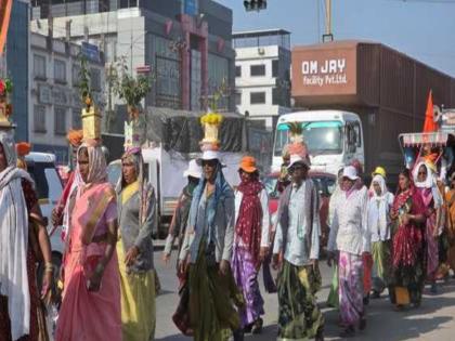 आळंदीकडे पायी जाणाऱ्या दिंड्यांची वाट बिकट; वारकऱ्यांची सुरक्षा रामभरोसे; जीव मुठीत धरून चालवं लागतंय