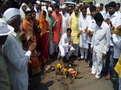 The news of Lokmat's news, Talegaon-Chakan road repair was finally inaugurated | लोकमतच्या बातमीची दखल, तळेगाव-चाकण रस्त्याच्या दुरुस्तीचे अखेर झाले उद्घाटन