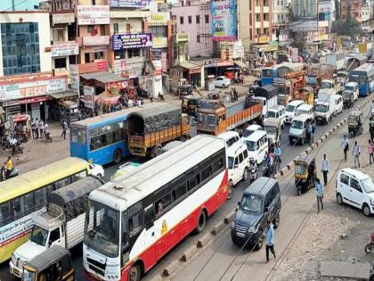 Ban on heavy traffic on Talegaon Chakan Shikrapur route during morning and evening | Talegaon-Chakan Road: तळेगाव-चाकण-शिक्रापूर मार्गावर अवजड वाहतुकीला 'या' वेळेत बंदी