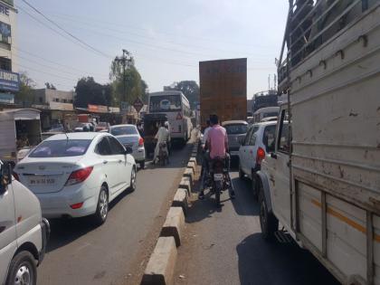 Pune : Heavy traffic on the highway | सलग सुट्यांमुळे महामार्गावर वाहतूक कोंडी, 3 किलोमीटर पर्यंत लांब रांगेमुळे वाहन चालकांसह प्रवासी त्रस्त