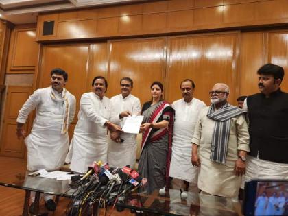 Chairperson of Women's Commission Rupali Chakankar with Ajit Pawar Attended a press conference in Mumbai | महिला आयोगाच्या अध्यक्षा रुपाली चाकणकर अजित पवारांसोबत; मुंबईत पत्रकार परिषदेत उपस्थित