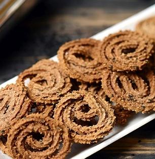 चकली यंदा अजिबात बिघडणार नाही - अगदी साधा नियम लक्षात ठेवून तळा, खा खमंग चकली