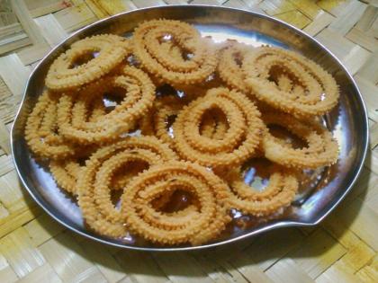 Diwali 2018 recipe of rice or tandul chakli | Diwali 2018 : फराळासाठी तयार करा कुरकुरीत तांदळाच्या चकल्या!