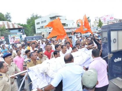 The state government's funeral was organized by the Maratha Revolution Morcha by forty-four | चाळीसगावी मराठा क्रांती मोर्चाने काढली राज्य सरकारची प्रतिकात्मक प्रेतयात्रा