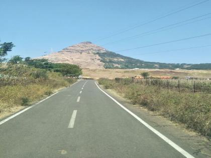 Nashik: Four trekkers, who went to Chamor cave, got stuck, Rescue operation started | नाशिक :चामर लेणीवरील डोंगरकड्यावर अडकलेल्या चारही मुलांना सुखरूप खाली उतरविण्यात यश