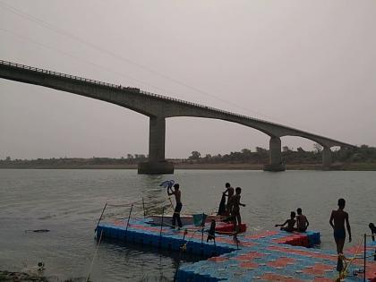 Bride Jumped In Chambal River In Madhya Pradesh | उलटीचं कारण देत कार थांबवली; सासरी निघालेल्या नवविवाहितेची पुलावरून नदीत उडी